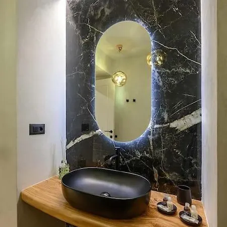 Under Bridge, Terremarine Lägenhet *